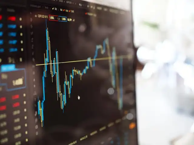 Oracle’s AI Bet, Layoffs, and Ellison’s Shifting Stock Plans